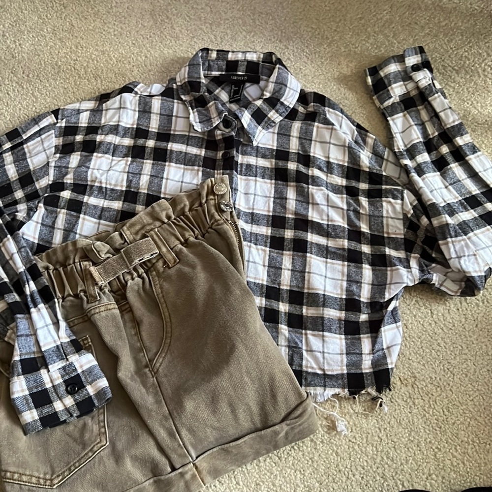 Forever 21 flannel frayed crop button up top size Small in black tan and white